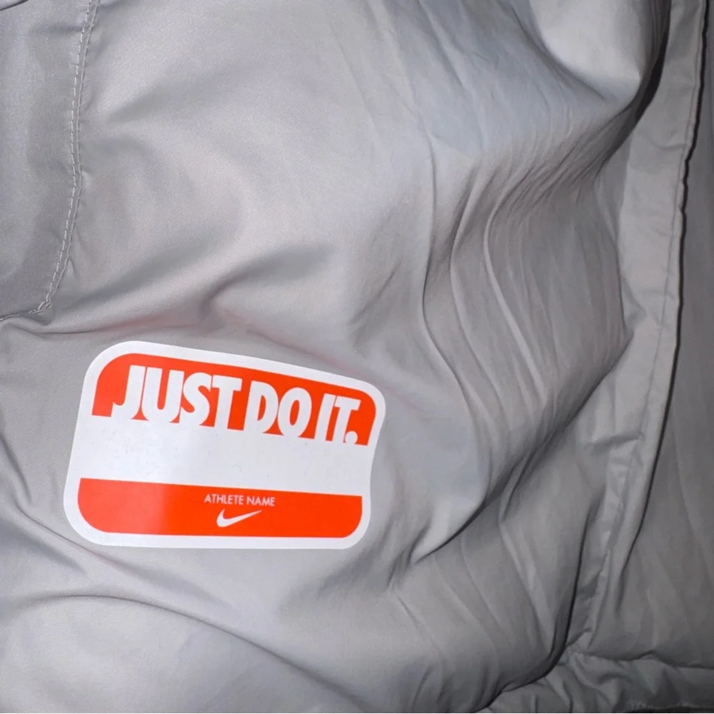 Nike‎ Big Kid Storm-FIT Windrunner hooded puffer jacket in grey black Size XL